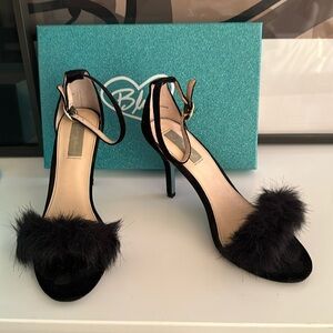 Blue by Betsy Johnson black velvet and faux fur “Nolte” strappy heels 9.5